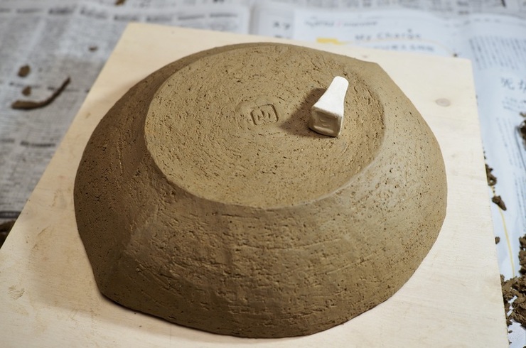 陶印を押す瞬間はドキドキ/さいたま市やまざ器 | 作品作り | 陶芸