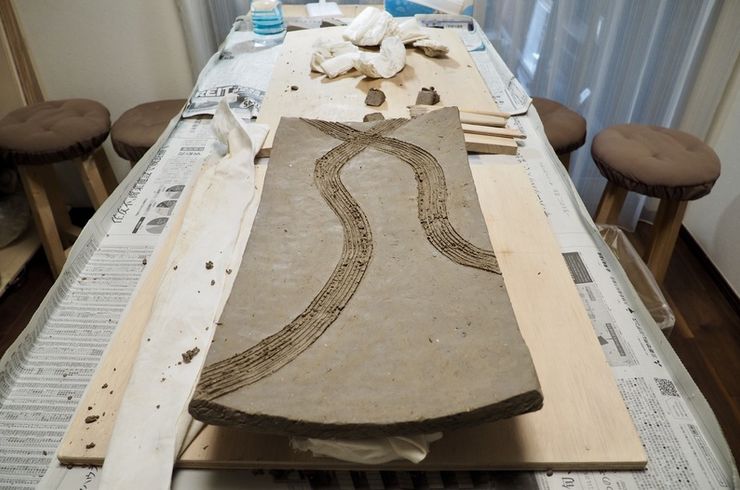 陶芸の自由な表現 まな板皿に模様を刻む さいたま市の陶芸 陶芸教室やまざ器