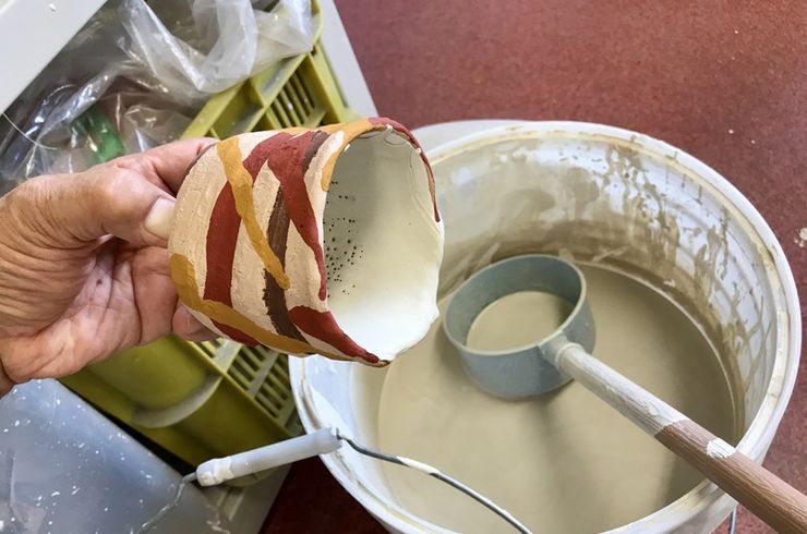 絵志野の施釉/鉄絵に使う鉄分の不思議/さいたま市の陶芸・陶芸教室やまざ器