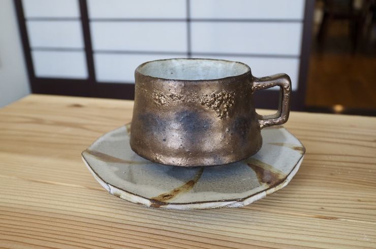 金色に輝くUFOカップ