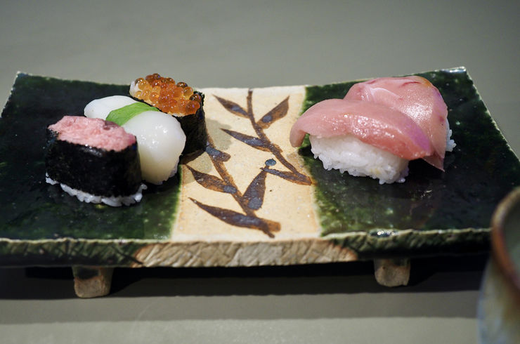 織部板皿で鮨を食べる