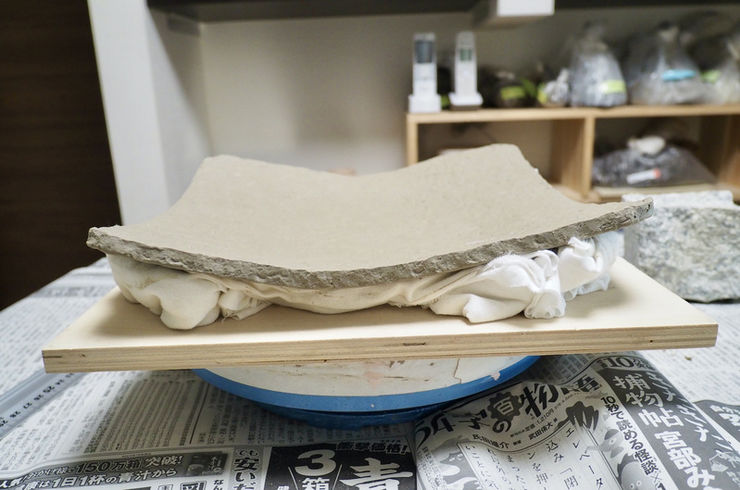 タタラで作る和風の板皿