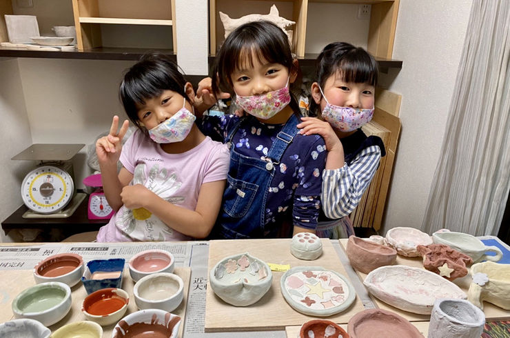 子供たちの陶芸体験 初めての釉掛けはチームワーク